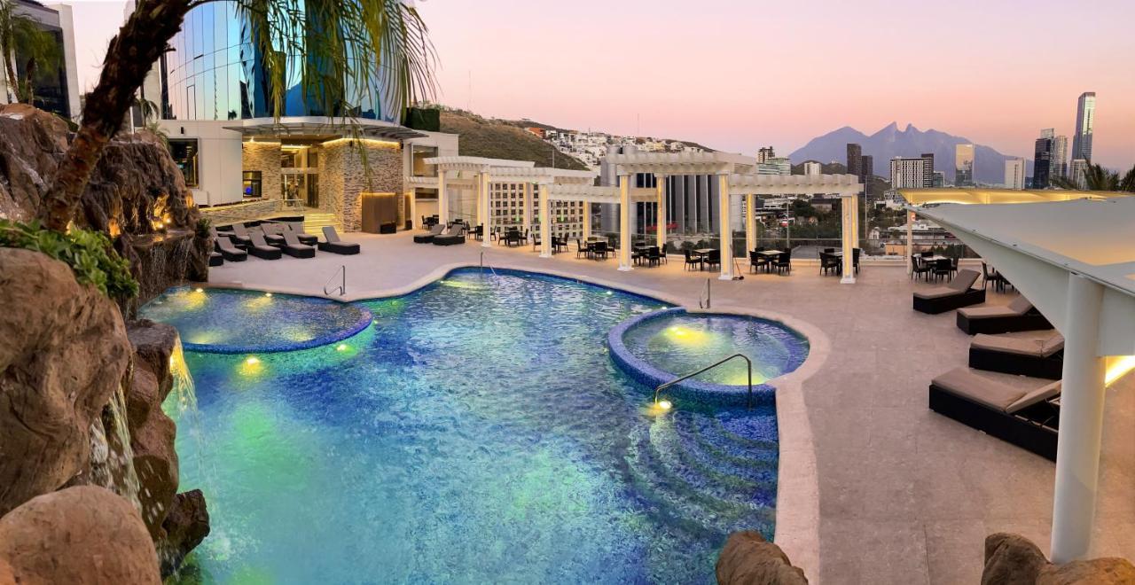 Safi Royal Luxury Metropolitan Hotel San Pedro Garza Garcia Eksteriør billede The pool at the hotel