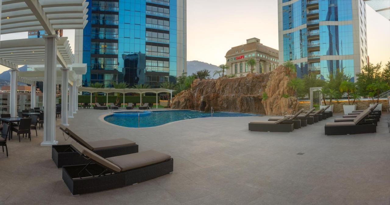 Safi Royal Luxury Metropolitan Hotel San Pedro Garza Garcia Eksteriør billede The pool at the hotel
