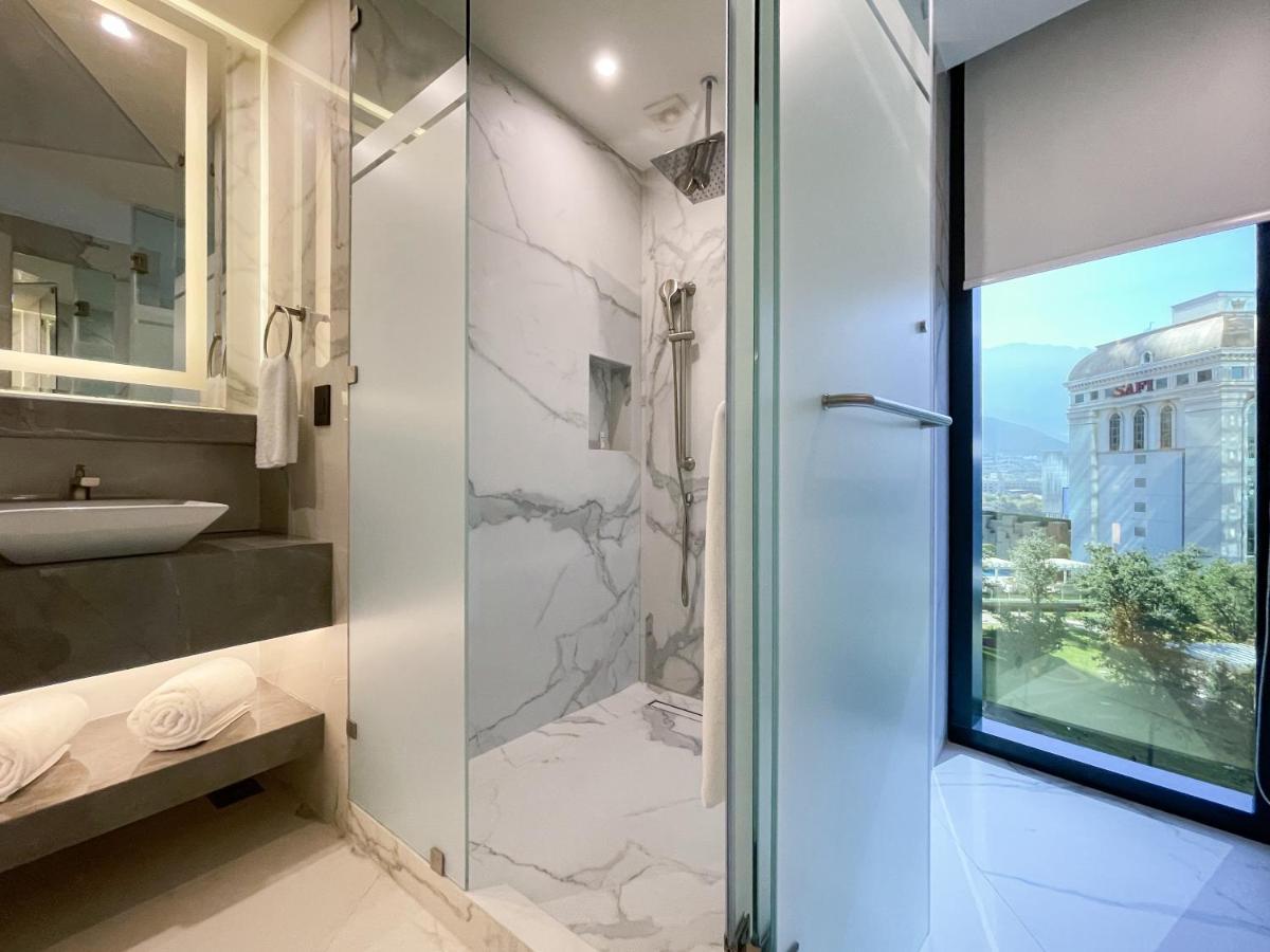 Safi Royal Luxury Metropolitan Hotel San Pedro Garza Garcia Eksteriør billede A shower enclosure in a hotel bathroom