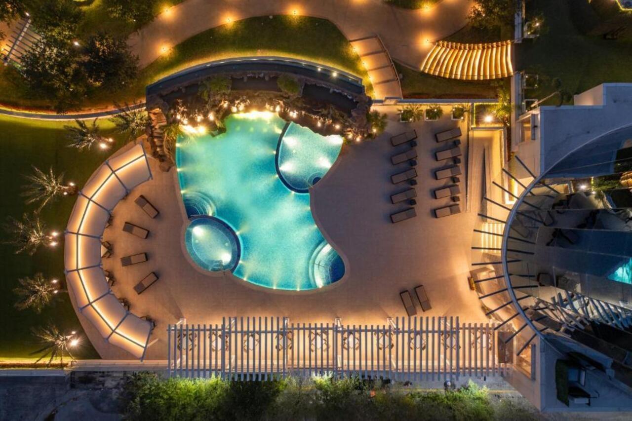 Safi Royal Luxury Metropolitan Hotel San Pedro Garza Garcia Eksteriør billede Aerial view of the pool at the hotel