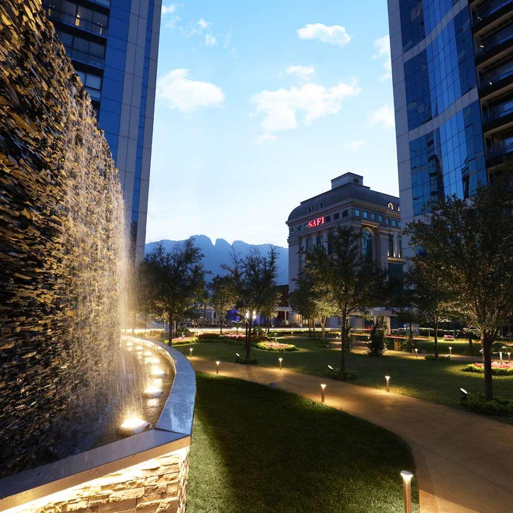 Safi Royal Luxury Metropolitan Hotel San Pedro Garza Garcia Faciliteter billede The park at the heart of the complex