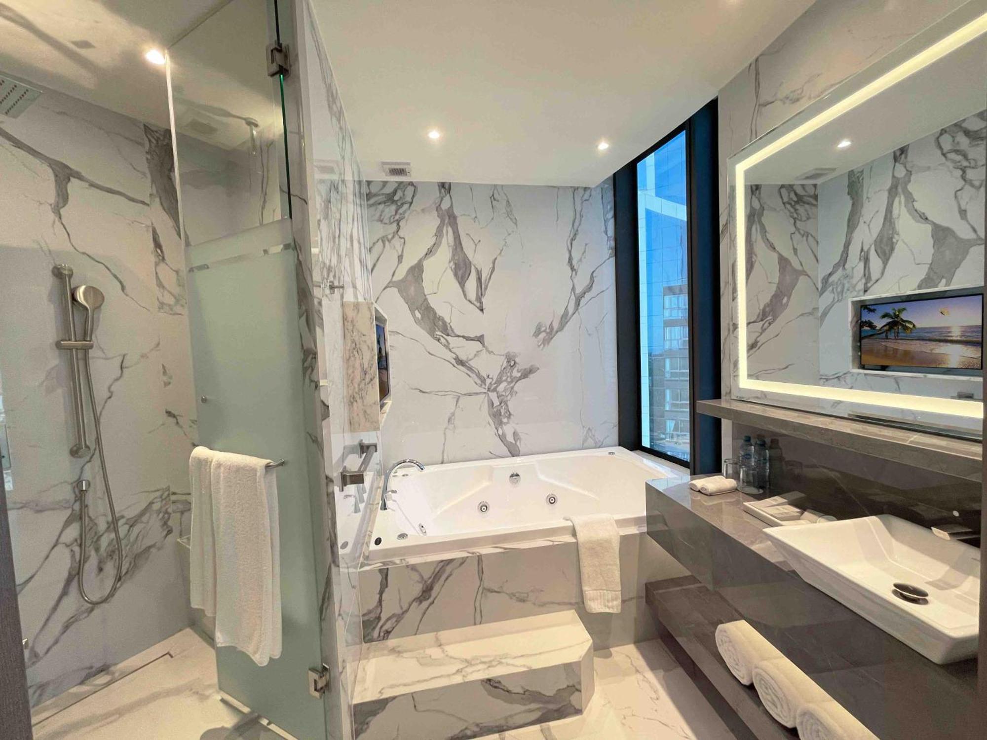Safi Royal Luxury Metropolitan Hotel San Pedro Garza Garcia Eksteriør billede Bathroom