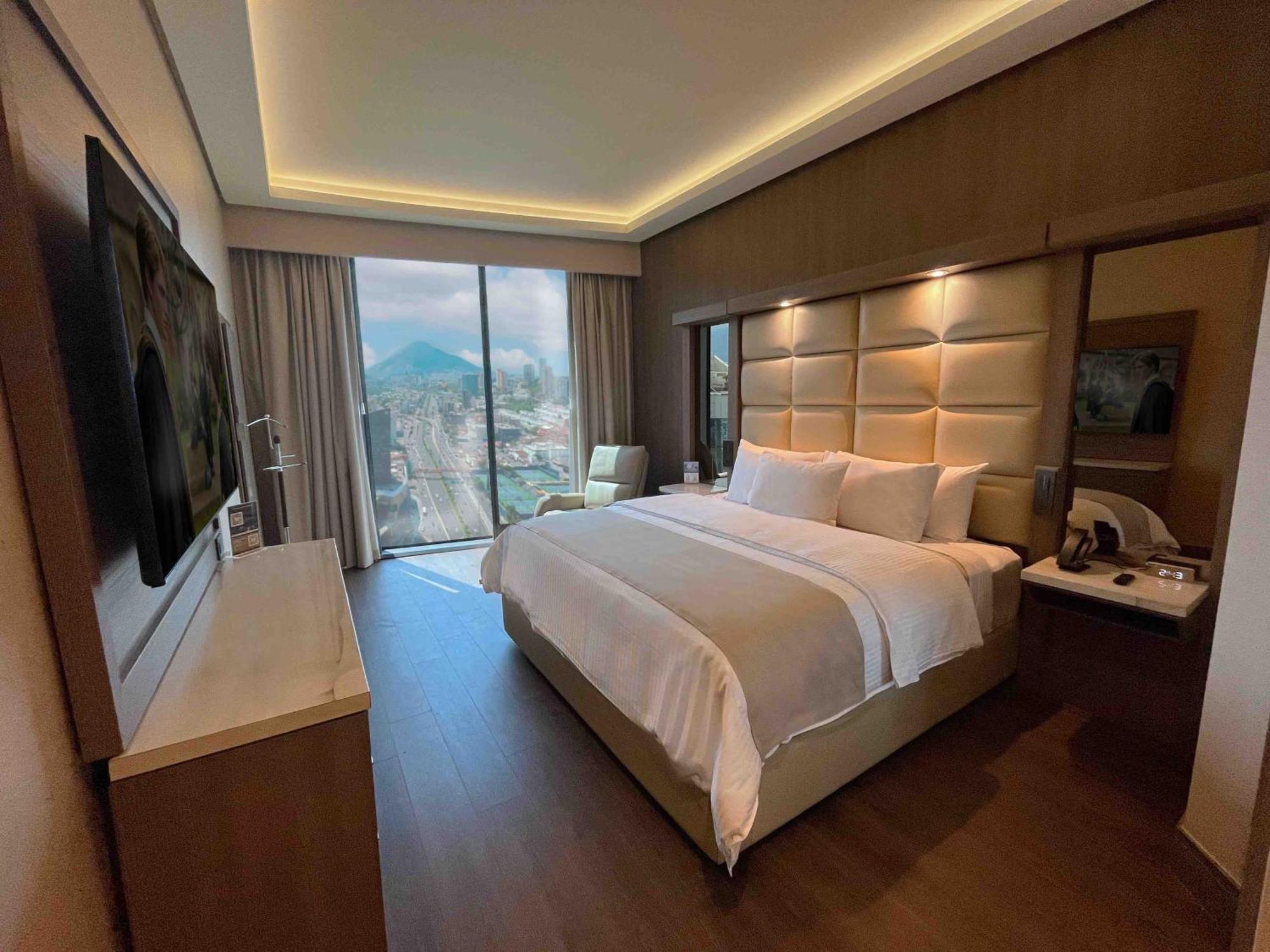 Safi Royal Luxury Metropolitan Hotel San Pedro Garza Garcia Eksteriør billede A bedroom at the hotel